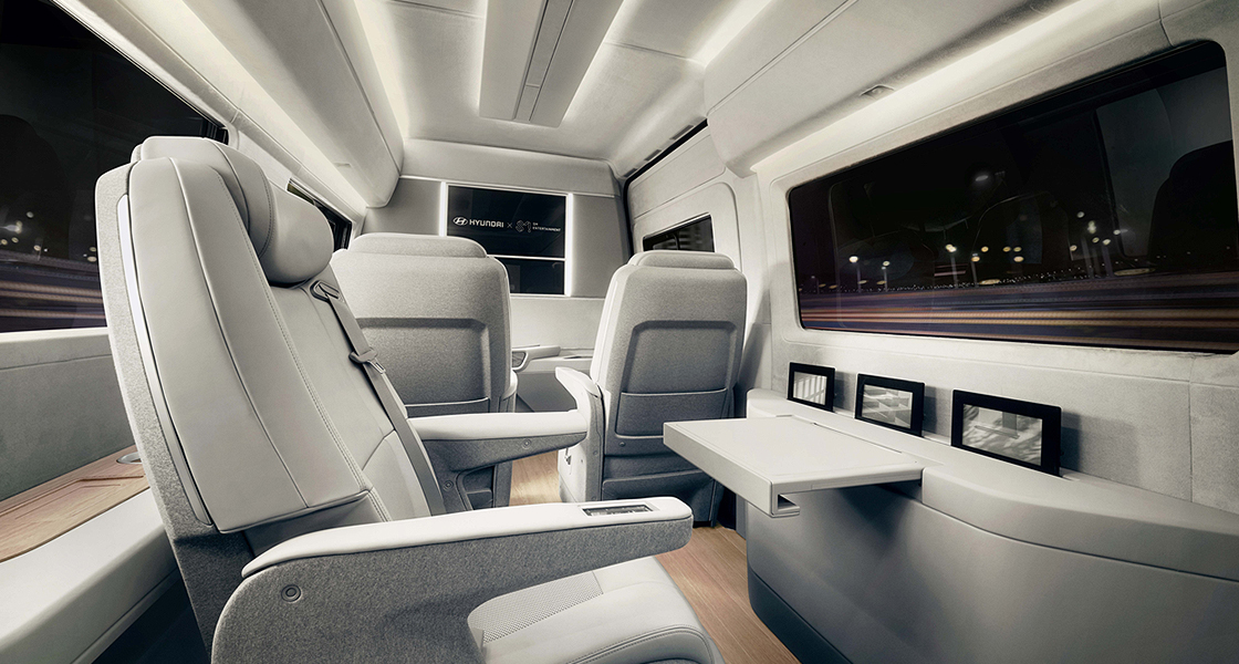 쏠라티 내부 디자인 - 뒷좌석이 창가쪽으로 회전이 됨