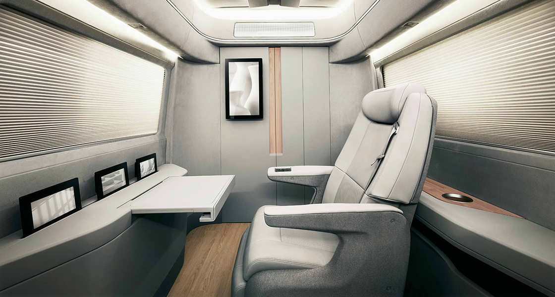 쏠라티 내부 디자인 - 뒷좌석이 창가쪽으로 회전이 되며 앞에 간의 책상이 있음