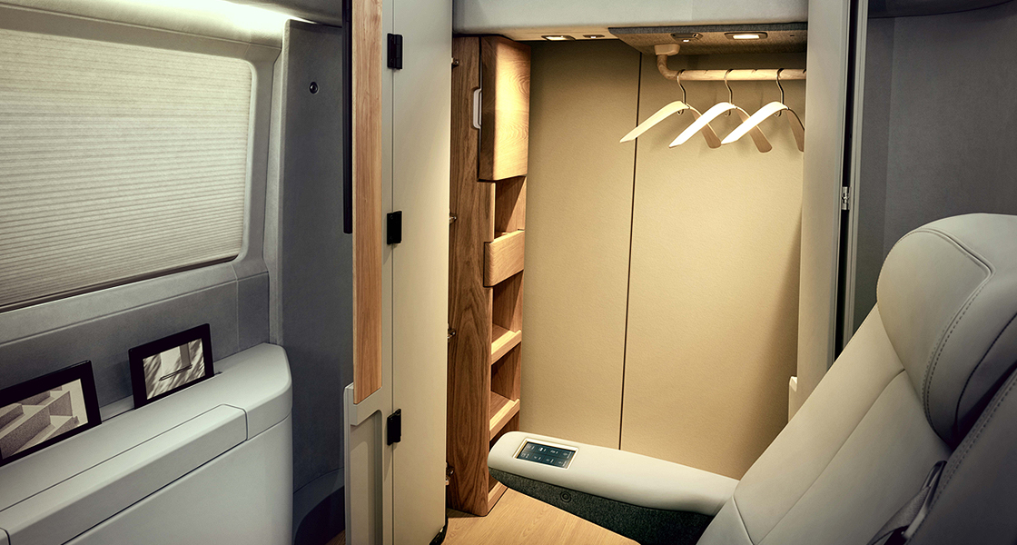 쏠라티 내부 디자인 - 옷걸이 등 수납공간이 있음