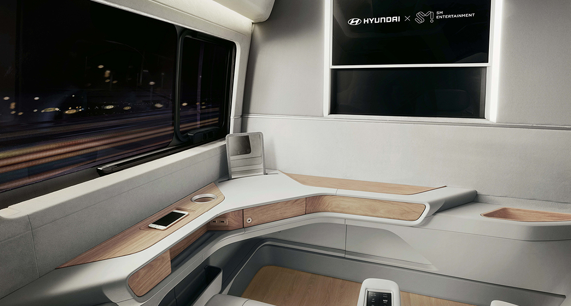 쏠라티 내부 디자인 - 핸드폰, 음료홀더 등 작은 소지품을 올려둘 공간이 있음