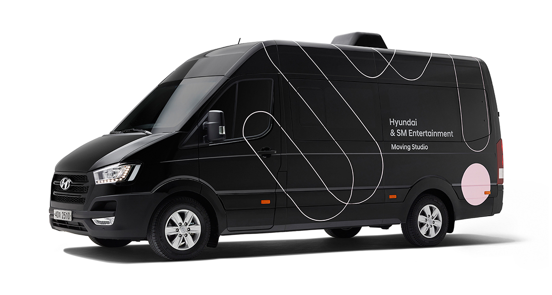 쏠라티 무빙 스튜디오 차량 측면