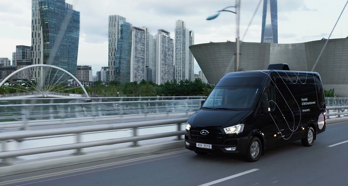 도로를 달리고 있는 쏠라티 무빙 스튜디오 차량 1