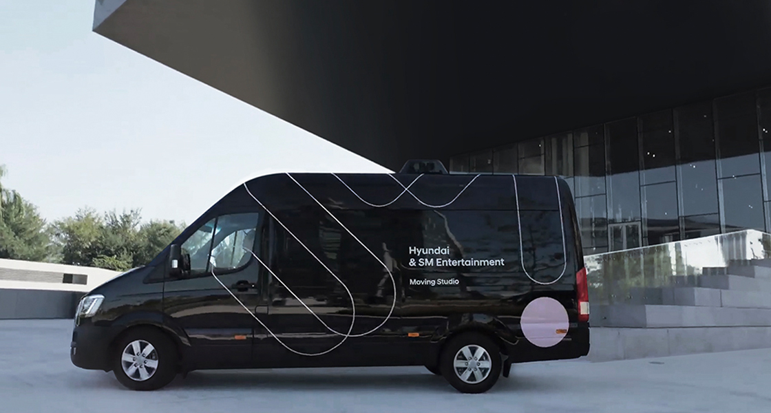 도로를 달리고 있는 쏠라티 무빙 스튜디오 차량 2