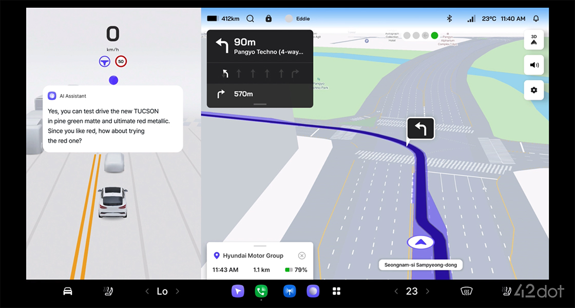 LLM 기반 AI 운전 보조가 교통을 평가하고 보행자가 지나갈 때까지 기다리라고 운전자에게 통신하는 GPS 화면입니다.