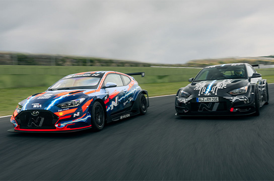 모터스포츠에서 영감을 받은 기술을 생산 모델에 접목한 '롤링랩(Rolling Lab)'