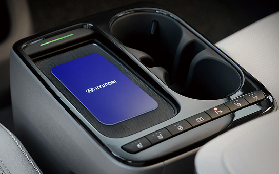 NFC카드 키를 차량내 무선 충전 패드 위에 올려둔 모습