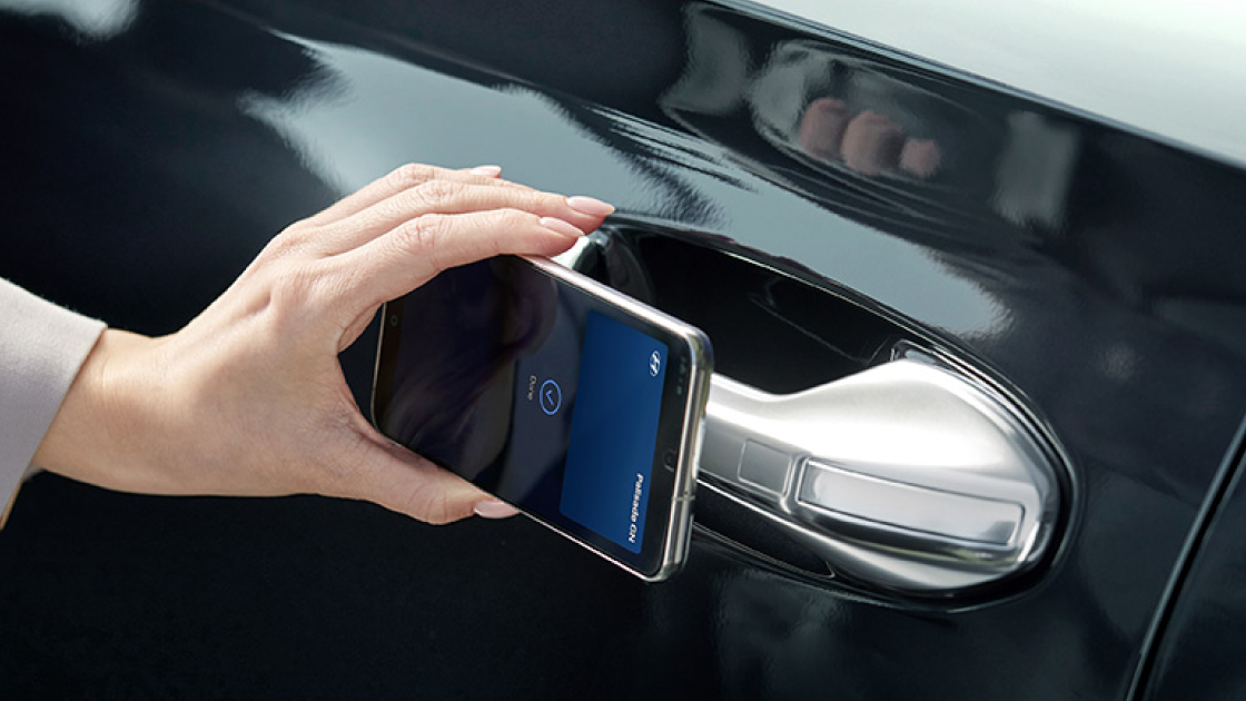 스마트폰으로 차량 도어 태그 하는 모습