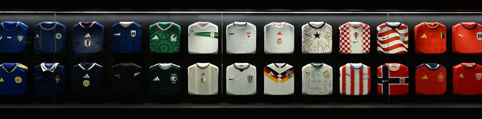 현대자동차가 후원하는 FIFA 뮤지엄 ‘Legacies of Champions’ 전시 홍보 이미지로, 2026 FIFA 월드컵™에 참가하는 48개국 대표팀의 유니폼을 선보이고 있다.