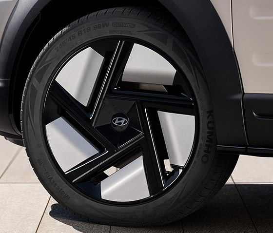 Close-up of the aerodynamic wheel