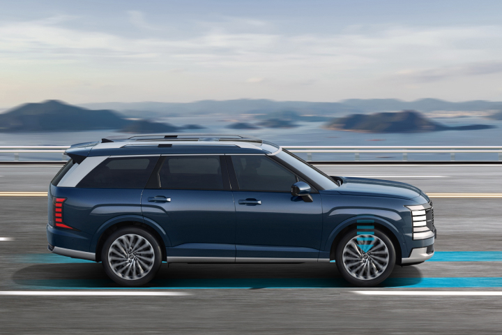 The all-new PALISADE driving smoothly on the bridge