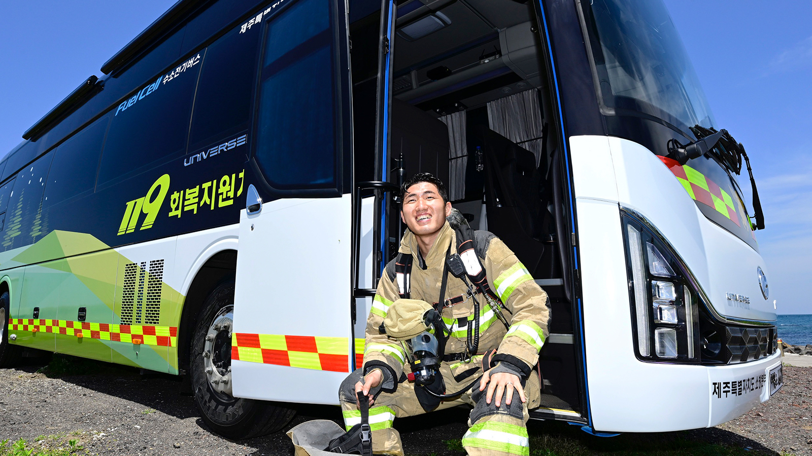 (Image 6) Hyundai Motor Group Donates Hydrogen Fuel Cell Support Bus for Firefighters’ Recovery in the Line of Duty