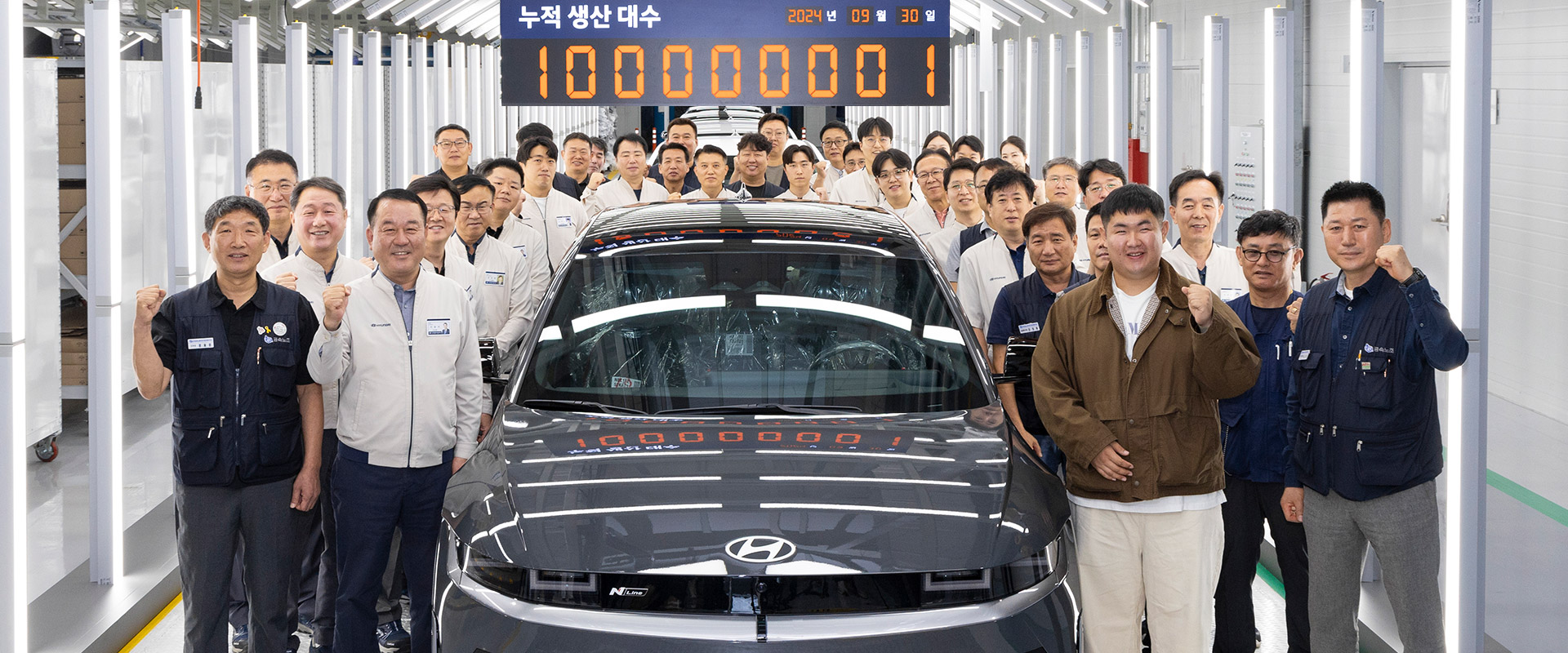 (from left) Moon Yong Moon, Head of Korean Metal Worker's Union Hyundai Motor Branch; Dong Seock Lee, President and Head of Domestic Productions and Chief Safety Officer at Hyundai Motor Company; and the customer who received the 100 millionth and first Hyundai Motor vehicle