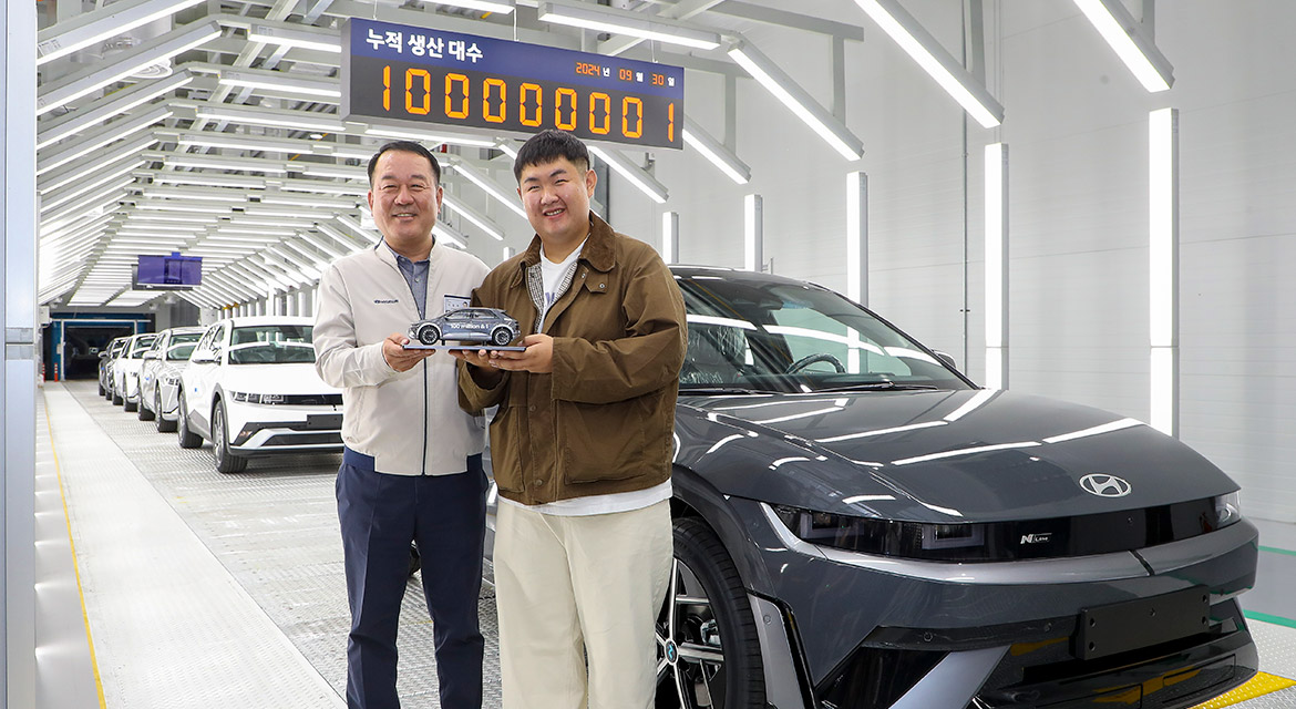 (from left) Dong Seock Lee, President and Head of Domestic Productions and Chief Safety Officer at Hyundai Motor Company; and the customer who received the 100 millionth and first Hyundai Motor vehicle