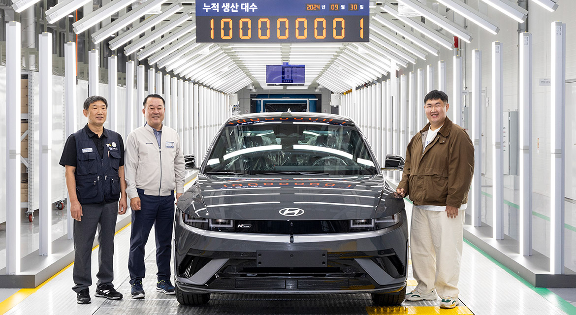 (from left) Moon Yong Moon, Head of Korean Metal Worker's Union Hyundai Motor Branch; Dong Seock Lee, President and Head of Domestic Productions and Chief Safety Officer at Hyundai Motor Company; and the customer who received the 100 millionth and first Hyundai Motor vehicle
