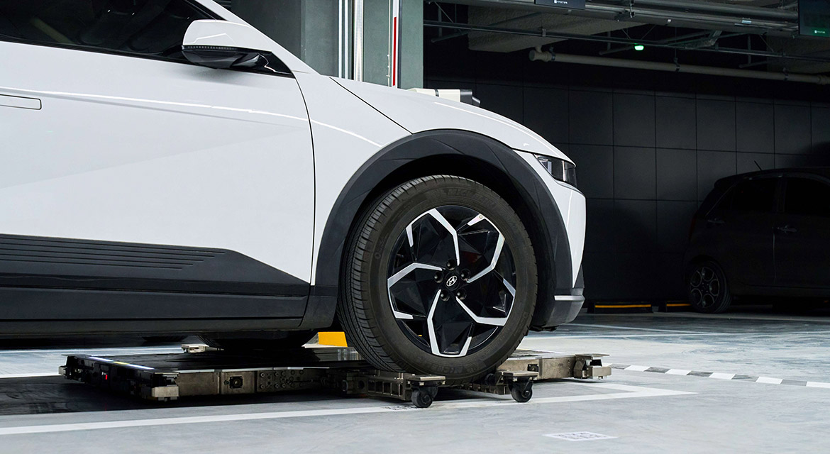 Automatic parking robot allows even big cars to squeeze into tight space with the risk of dents or scratches.