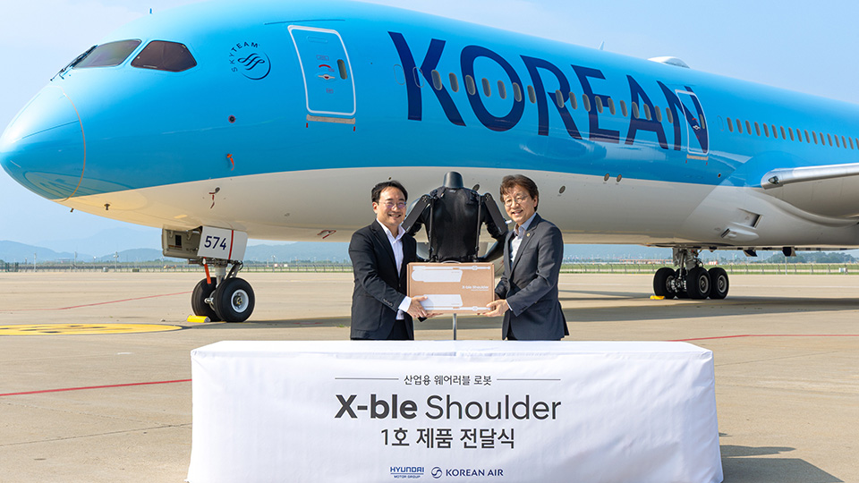 (left) Dong Jin Hyun, Vice President and Head of Robotics LAB at Hyundai Motor and Kia; and (right) Hyunboh Jung, Managing Vice President and Head of Aerostructure Business Department at Korean Air