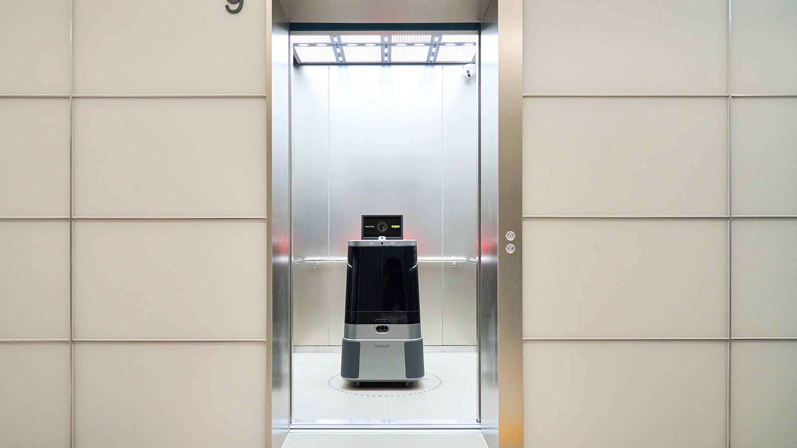 Hyundai Motor Group Robotics Lab's award-winning DAL-e Delivery robot can drop drinks right to your office