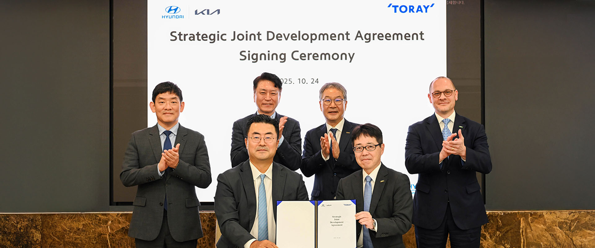 (from left in the first row) Heung-soo Kim, Executive Vice President and Head of Global Strategy Office at Hyundai Motor Group; Miki Terada, General Manager of Advanced Composites Division at Toray Group