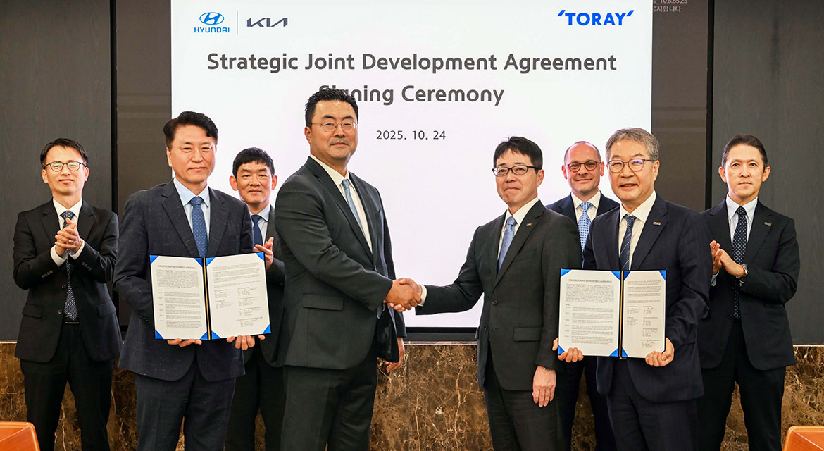(fourth from left) Heung-soo Kim, Executive Vice President and Head of Global Strategy Office at Hyundai Motor Group; (fifth from left) Miki Terada, General Manager of Advanced Composites Division at Toray Group