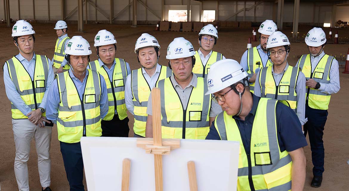 Executive Chair Euisun Chung and José Muñoz, President and CEO of Hyundai Motor Company, are briefed by HMMME Head Wonkyn Park on the progress of the new plant in Saudi Arabia