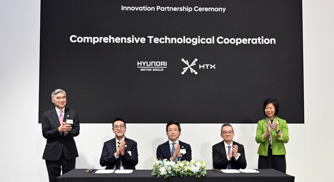 (from left) Sung Kim, President for Strategic Planning at Hyundai Motor Group; Hyun Sung Park, CEO of HMGICS; Ilbum Kim, Executive Vice President and Head of Global Policy Office at Hyundai Motor Group; Chan Tsan, Chief Executive of HTX; Sim Ann, Singapore’s Senior Minister of State for Home Affairs and Foreign Affairs