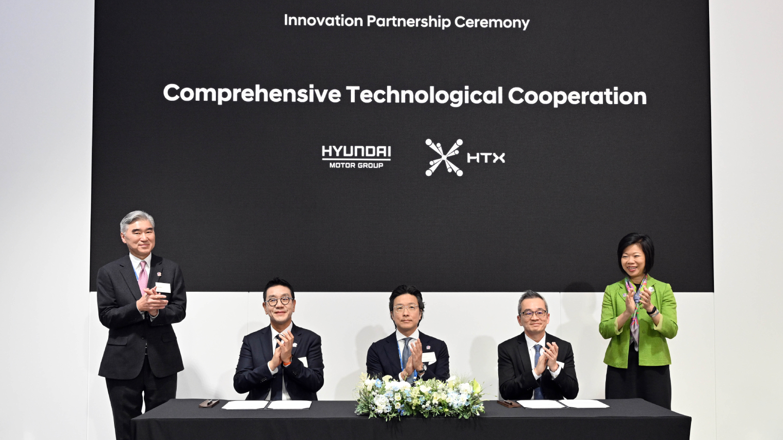 (from left) Sung Kim, President for Strategic Planning at Hyundai Motor Group; Hyun Sung Park, CEO of HMGICS; Ilbum Kim, Executive Vice President and Head of Global Policy Office at Hyundai Motor Group; Chan Tsan, Chief Executive of HTX; Sim Ann, Singapore’s Senior Minister of State for Home Affairs and Foreign Affairs