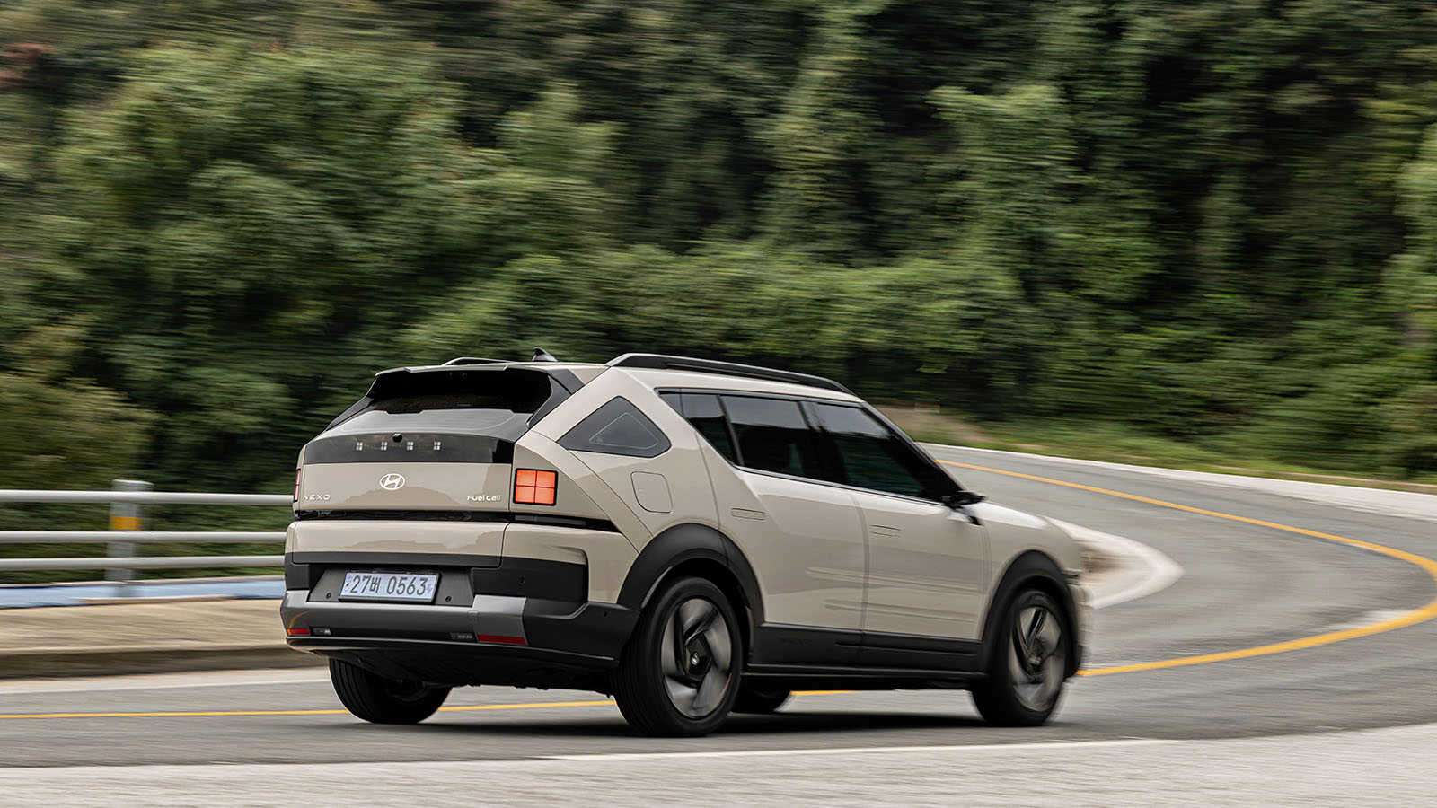 NEXO rear three quarter cornering