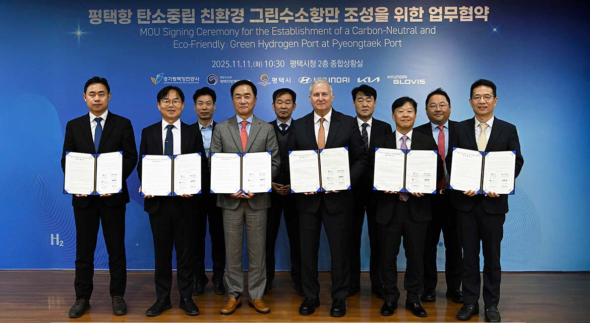 (from left) Gumgyu Kim, Acting President of Gyeonggi Pyeongtaek Port Corporation; Kyungsik Do, Commissioner of Pyeongtaek Regional Office of Oceans and Fisheries; Sunsik Hwang, Head of Future Strategy Department of Pyeongtaek City; Jangseon Jeong, Mayor of Pyeongtaek City; Jangmin Choi, Head of Future City Strategy Bureau of Pyeongtaek City; Ken Ramirez, Executive Vice President and Head of Energy & Hydrogen Business Division at Hyundai Motor Group; Junhee Han, Head of Port & Fisheries Department of Pyeongtaek City; Jungsuk Kim, Vice President and Head of Hyundai Glovis Shipping Business Sub-Division; Jaeha Park, Vice President and Head of Global Hydrogen Business Sub-Division at Hyundai Motor Group; Dukhyun Lee, Vice President and Head of Kia Sustainability Management Group