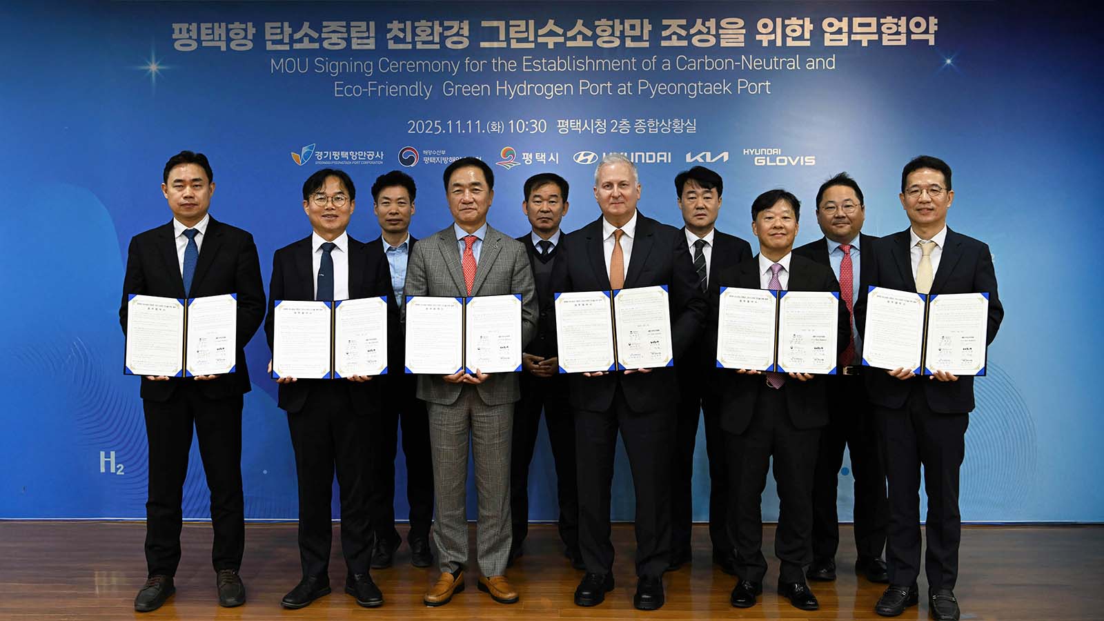 (from left) Gumgyu Kim, Acting President of Gyeonggi Pyeongtaek Port Corporation; Kyungsik Do, Commissioner of Pyeongtaek Regional Office of Oceans and Fisheries; Sunsik Hwang, Head of Future Strategy Department of Pyeongtaek City; Jangseon Jeong, Mayor of Pyeongtaek City; Jangmin Choi, Head of Future City Strategy Bureau of Pyeongtaek City; Ken Ramirez, Executive Vice President and Head of Energy & Hydrogen Business Division at Hyundai Motor Group; Junhee Han, Head of Port & Fisheries Department of Pyeongtaek City; Jungsuk Kim, Vice President and Head of Hyundai Glovis Shipping Business Sub-Division; Jaeha Park, Vice President and Head of Global Hydrogen Business Sub-Division at Hyundai Motor Group; Dukhyun Lee, Vice President and Head of Kia Sustainability Management Group