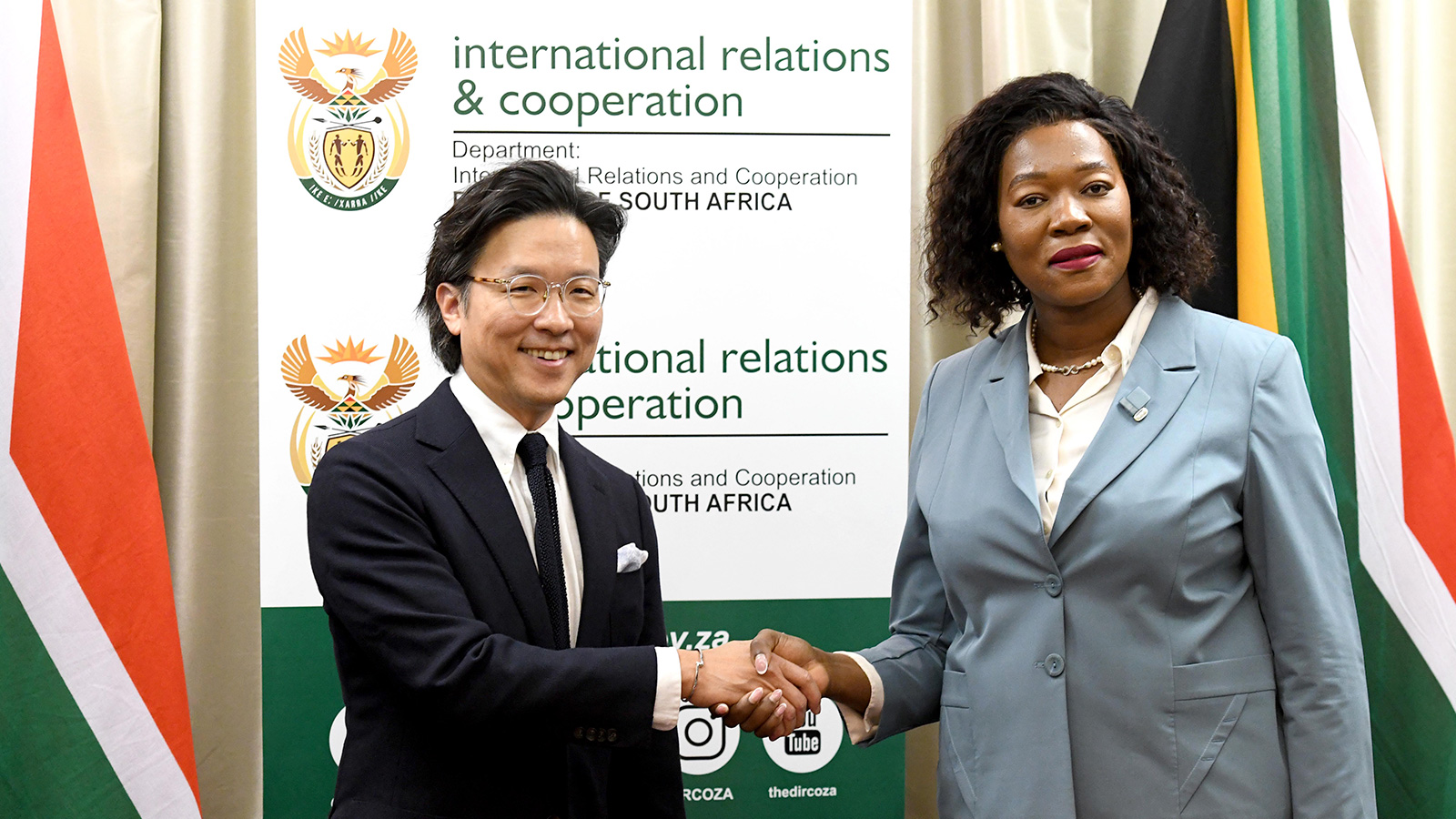 Ilbum Kim, Head of the Global Policy Office at HMG (Left) and Honorable Anna Thandi Moraka, Deputy Minister of DIRCO (Right) at the MoU signing