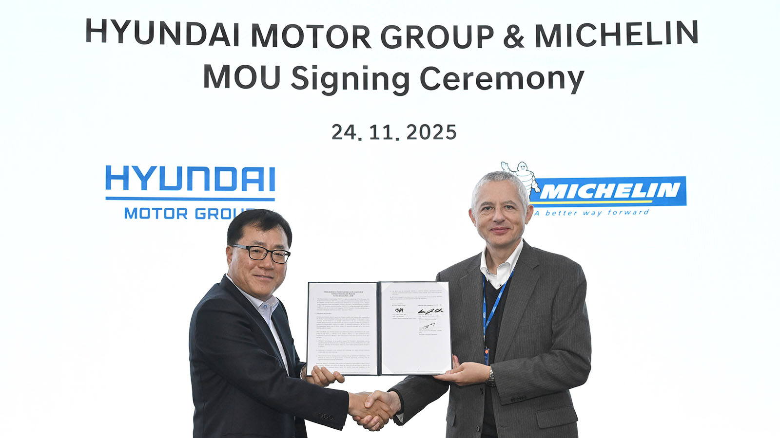 (from left) Yongsuk Shin, Vice President and Head of Genesis Engineering Design Center at Hyundai Motor Group / Georges Levy, Executive Vice President and Head of Asia Pacific Automotive Original Equipment at Michelin