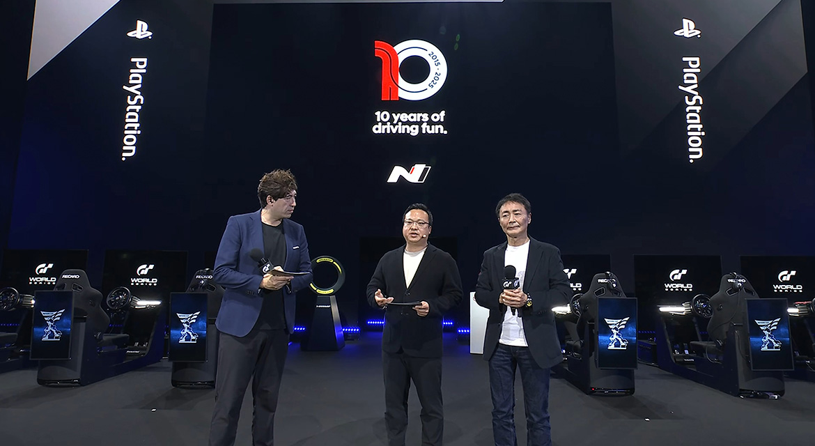 On December 21, during the Gran Turismo World Series Final, (from right) Kazunori Yamauchi, President of Polyphony Digital and Gran Turismo Series Producer, and Joon Park, Vice President of N Brand Management Group at Hyundai Motor Company, announce the upcoming Gran Turismo update scheduled for January, which includes the addition of the ELANTRA N TCR.