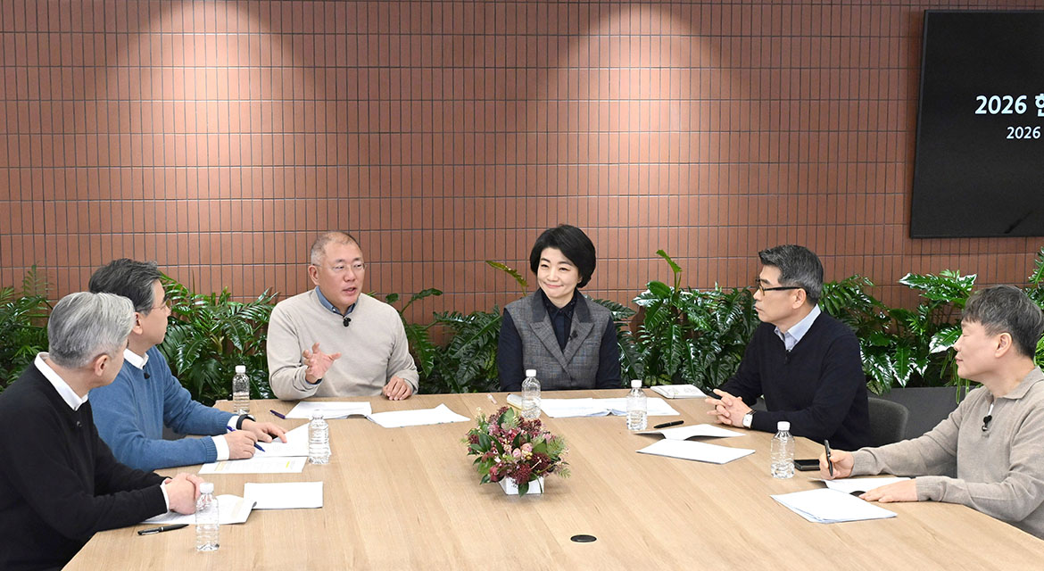 Hyundai Motor Group Executive Chair Euisun Chung and key executives engage in a strategic roundtable discussion on the Group’s 2026 vision 