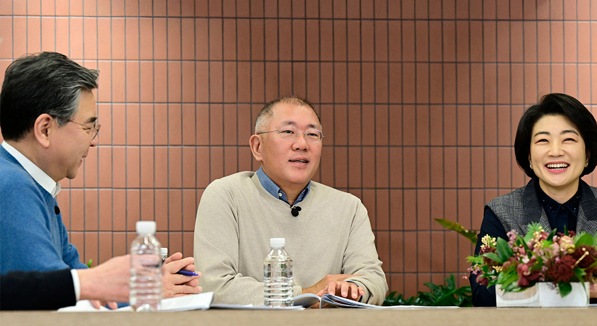 Hyundai Motor Group Executive Chair Euisun Chung and key executives engage in a strategic roundtable discussion on the Group’s 2026 vision 