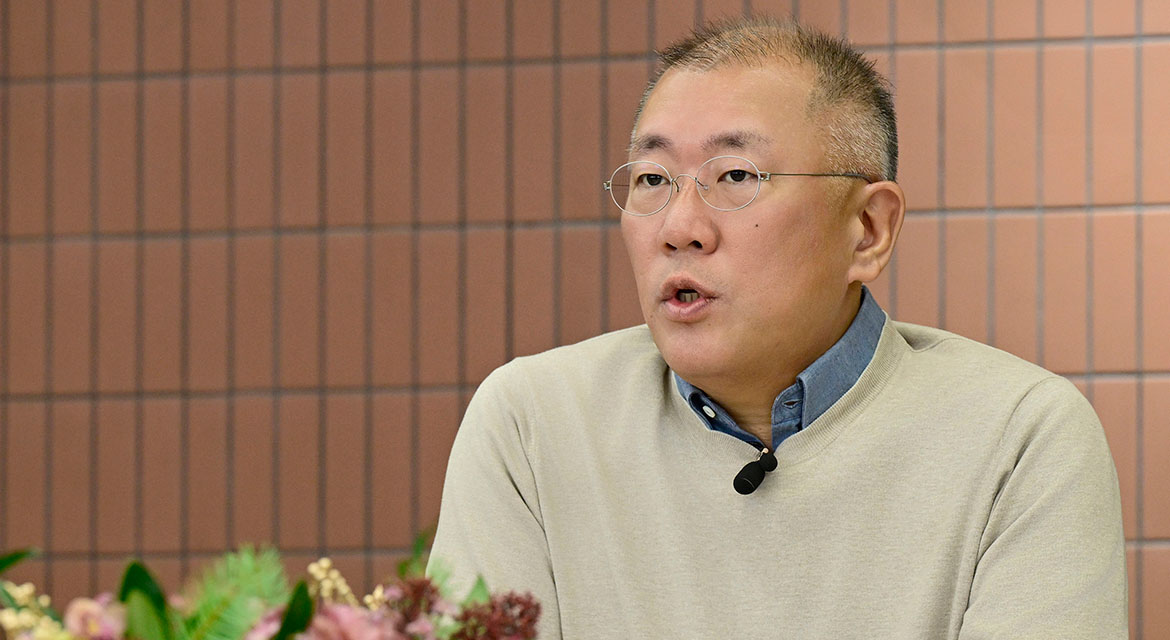 Hyundai Motor Group Executive Chair Euisun Chung and key executives engage in a strategic roundtable discussion on the Group’s 2026 vision 