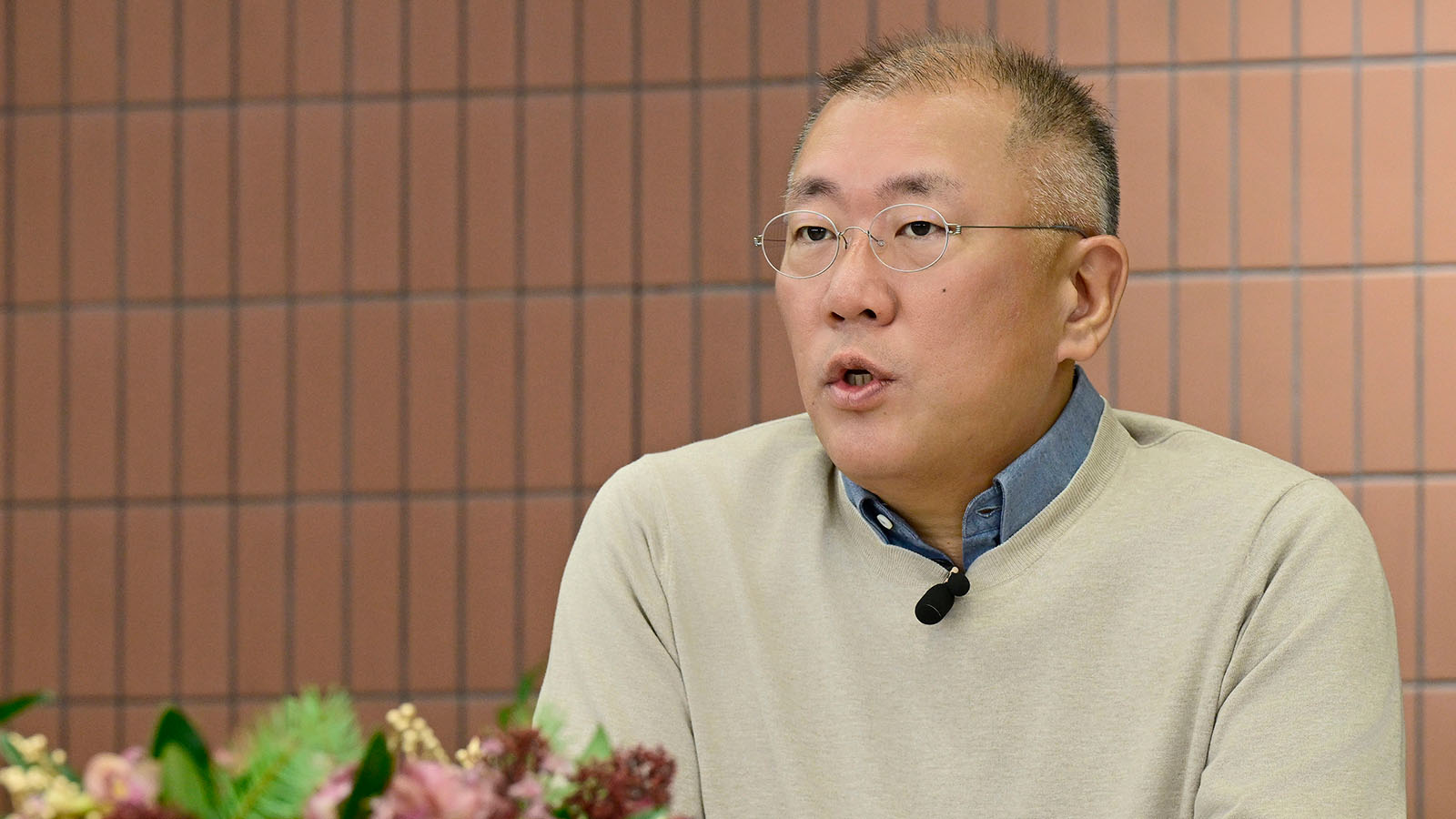 Hyundai Motor Group Executive Chair Euisun Chung and key executives engage in a strategic roundtable discussion on the Group’s 2026 vision 