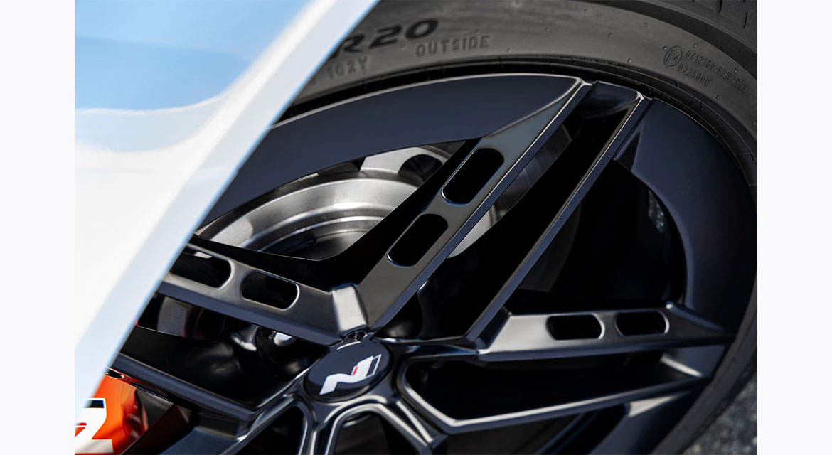 Aero wheels designed to lower drag are wrapped in specially developed Pirelli P ZERO™ (PZ5) tires.