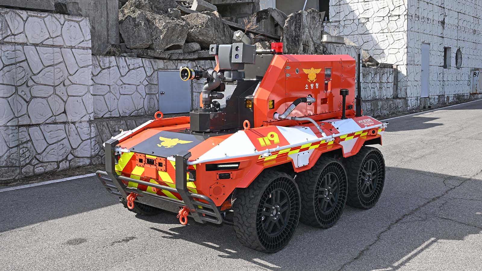 Hyundai Motor Group Donates Unmanned Firefighting Robots to Korea National Fire Agency for Safeguarding Firefighters 