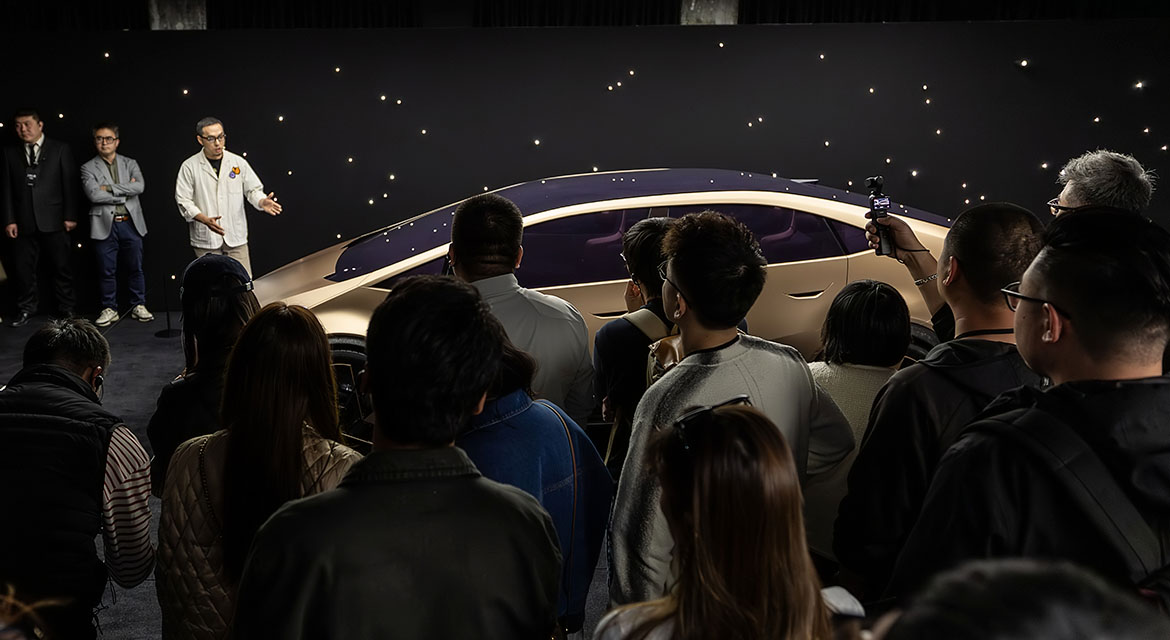 Wen Jiali, Chief Designer of AVP China Hyundai Design Team, explaining the VENUS Concept