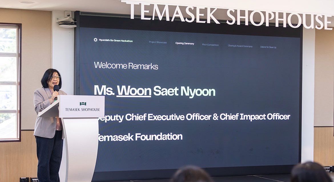 (From left to right) Judges Dr. Vivek Nair, Strategy Manager, Hyundai CRADLE and Mr Ko Hyunsuk, Manager, Business Planning, Hyundai Motor Group Innovation Center Singapore during the judges walkabout