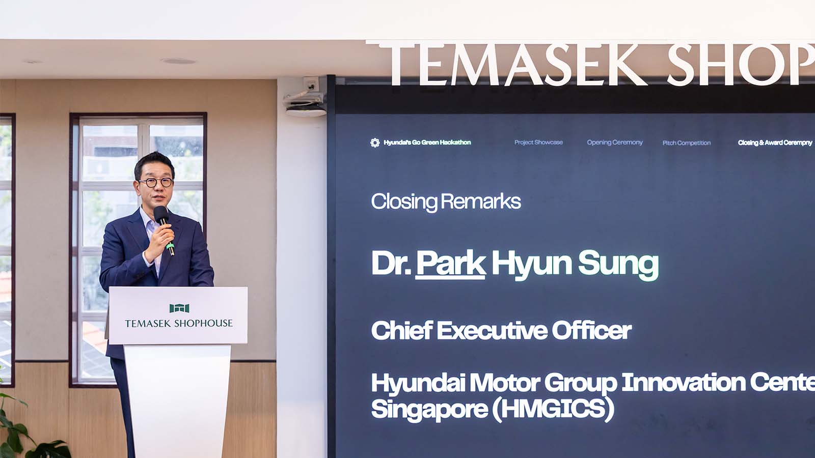 (From left to right) Judges Mr Yang Junwei, Deputy Director, Outreach & Engagement, Communications & 3P Partnership Division, Ministry of Sustainability and the Environment and Ms Teng Zi Ying, Manager, Programmes & Partnerships (Climate & Liveability), Temasek Foundation during the judges walkabout