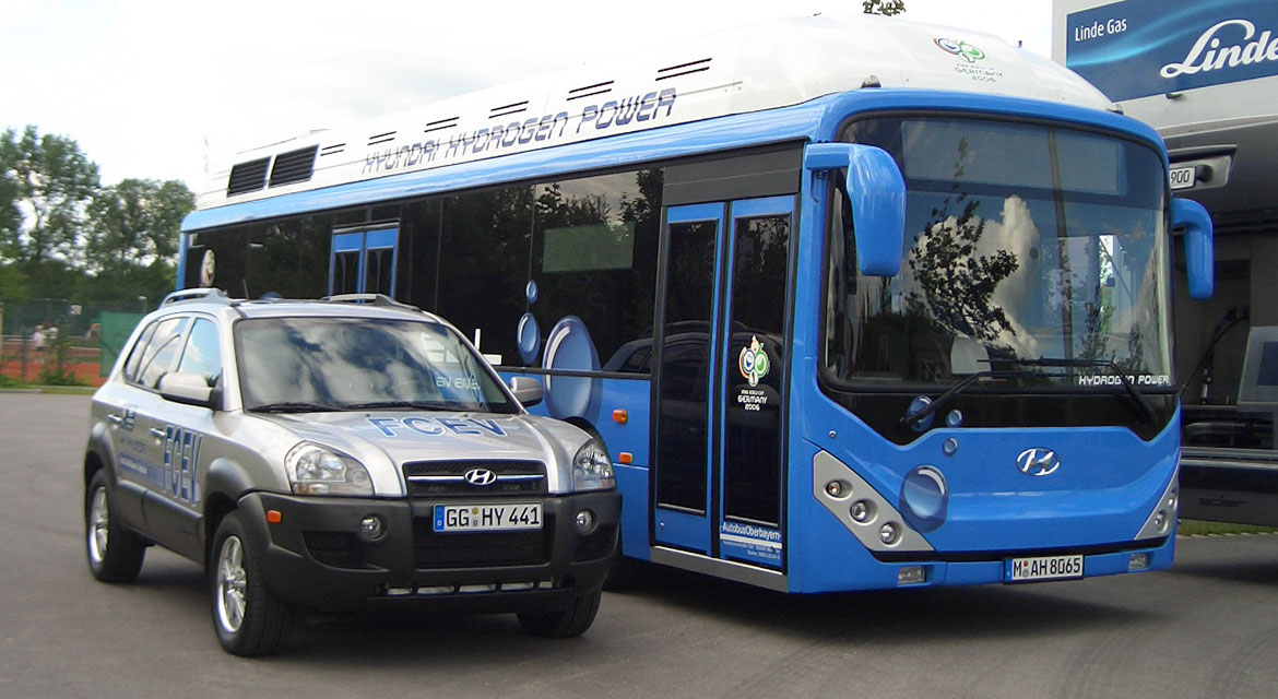 Hyundai Motor’s Tucson Fuel Cell Electric Vehicle and hydrogen fuel cell bus demonstrated for the FIFA World Cup Germany 2006™ Organizing Committee.