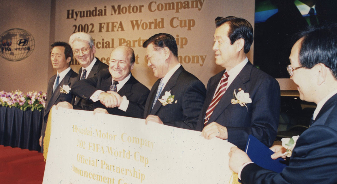 Officials pose for a commemorative photo at the announcement ceremony of Hyundai Motor Company's official partnership with the 2002 FIFA World Cup™ in 1999, including Honorary Chairman Mong-Koo Chung (third from right). The Fleet Behind Football's Biggest Stage