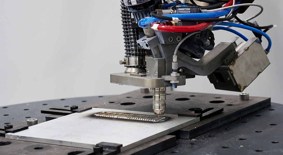 A DED-WAAM (Directed Energy Deposition-Wire Arc Additive Manufacturing) system fabricates a metal component by depositing material layer by layer.