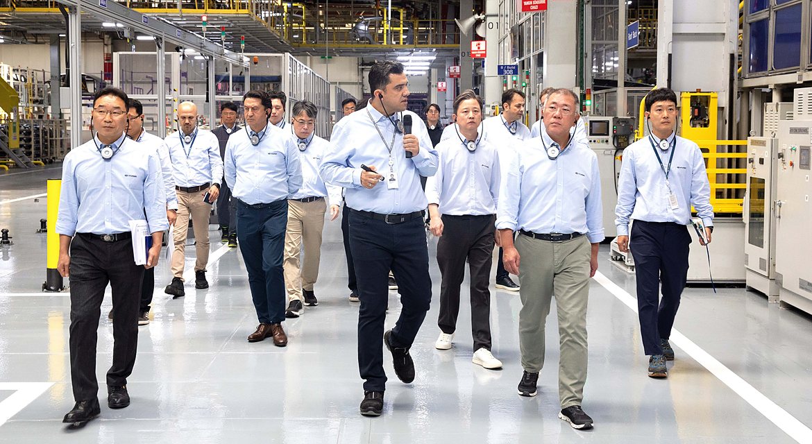 Hyundai Motor Group Executive Chair Euisun Chung Visits Hyundai Motor Türkiye to Review IONIQ 3 Production Readiness