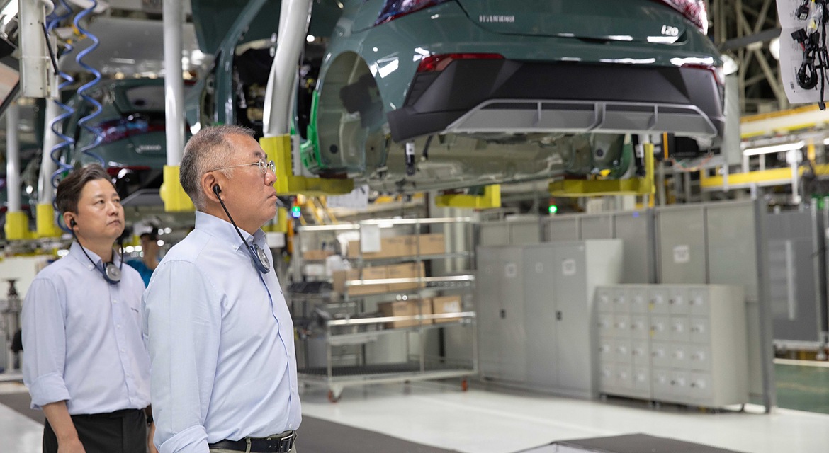 Hyundai Motor Group Executive Chair Euisun Chung Visits Hyundai Motor Türkiye to Review IONIQ 3 Production Readiness