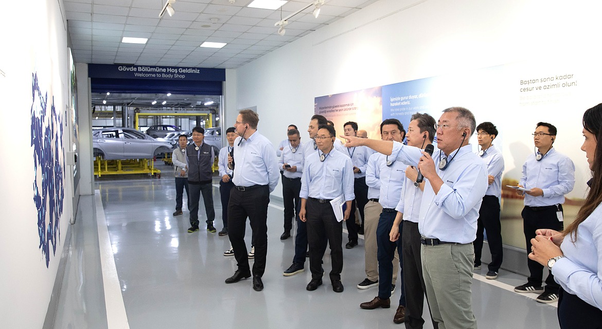 Hyundai Motor Group Executive Chair Euisun Chung Visits Hyundai Motor Türkiye to Review IONIQ 3 Production Readiness