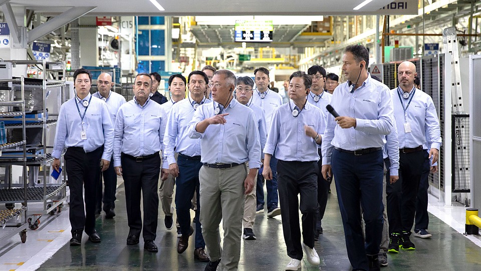 Hyundai Motor Group Executive Chair Euisun Chung Visits Hyundai Motor Türkiye to Review IONIQ 3 Production Readiness