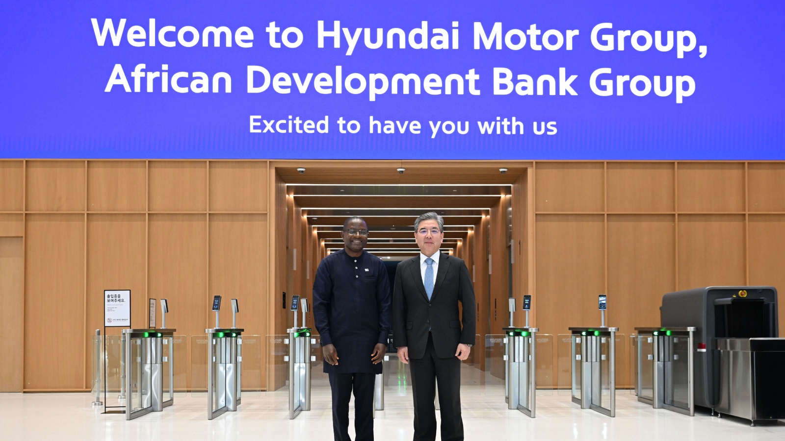 (Left to right) Kevin Chika Urama, Chief Economist and Vice President for Economic Governance & Knowledge Management, and Jaehoon Chang, Vice Chair of Hyundai Motor Group