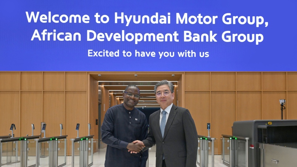 (Left to right) Kevin Chika Urama, Chief Economist and Vice President for Economic Governance & Knowledge Management, and Jaehoon Chang, Vice Chair of Hyundai Motor Group